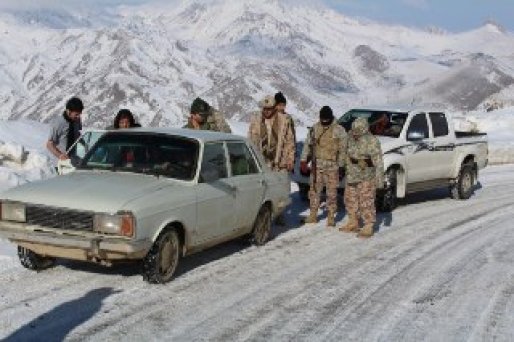 فرمانده سپاه کردستان در حال کمک کردن به یک خانواده گرفتار در برف+عکس