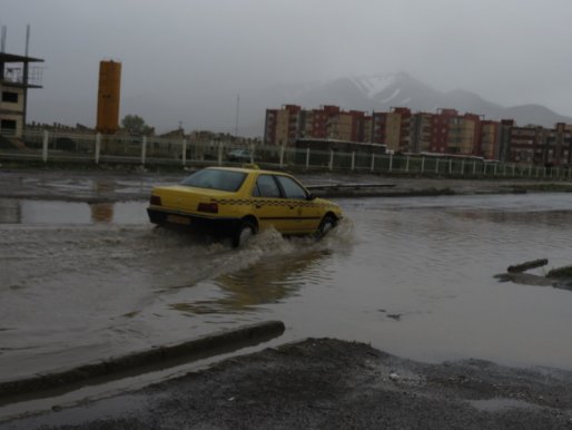 نمایی از مهندسی ضعیف شهرسازی در شهرستان قروه/آبگرفتگی خیابان ها و معابر با بارش باران + تصاویر