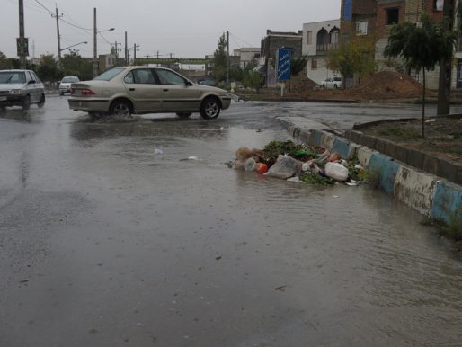 آبگرفتگی در معابر سطح شهری با بارش باران / شهرداری چه اقداماتی در دستور کار دارد؟ /شهردار پاسخ می دهد