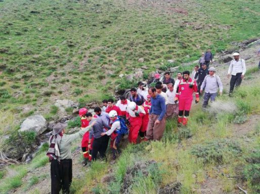 سقوط جوان ۲۵ ساله قروه ای از کوه پنجه علی/ جسد جوان فوت شده توسط بسیجیان پایگاه شهید رضایی کنگره و هلال احمر سنقر بازگردانده شد