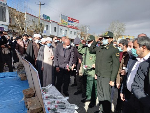 تمثال مبارک حضرت امام‌خميني(ره) و شهدای والامقام در قروه گلباران شد