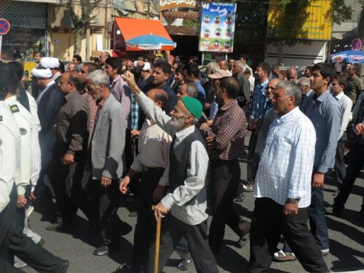 امروز نمازگزاران قروه ای پس از نماز جمعه راهپیمایی کردند