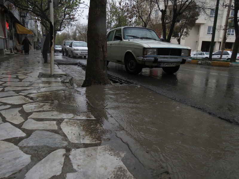 نمایی از مهندسی ضعیف شهرسازی در شهرستان قروه/آبگرفتگی خیابان ها و معابر با بارش باران + تصاویر