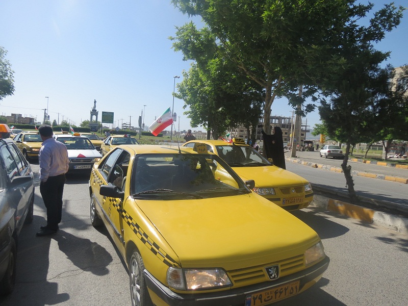 همزمان با سالروز آزادسازی خرمشهر رژه تاکسیرانان در شهرستان قروه برگزار شد.