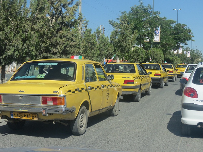 همزمان با سالروز آزادسازی خرمشهر رژه تاکسیرانان در شهرستان قروه برگزار شد.